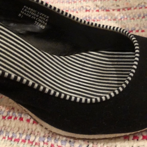 Unlisted brand sling back peak-a-boo pump. Woven heal and canvas upper. - Picture 9 of 9